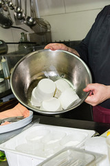 Frischer Ricotta-Käse in Metallschüssel