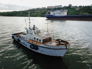 Naklejka premium old rusty abandoned boat on the water in the river. 