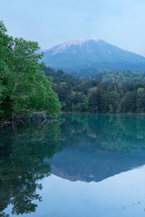 北海道オンネトー静寂の湖の世界	