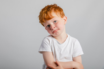 Rothaariger Junge ist Traurig