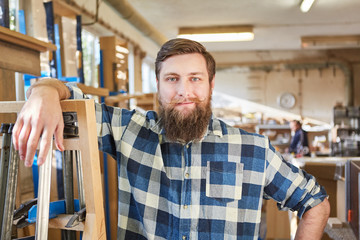 Selbstbewusster Hipster Handwerker in Tischlerei