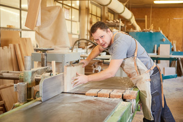 Tischler Lehrling arbeitet an der Hobelmaschine