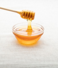 Miel de abeja en tarro con cazo de miel, sobre fondo blanco, productos naturales orgánicos.  Bee honey in jar with honey dipper, on white background, organic natural products