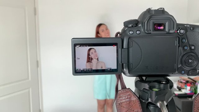 Recording sexy woman in bedroom with Canon 6d Mark II