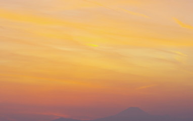 グラデーションの夕焼け空と富士山のシルエット