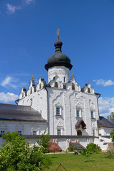 Fototapeta na wymiar Orthodox Church in a monastery on the island of Sviyazhsk in Kazan. The monastery is protected by UNESCO.