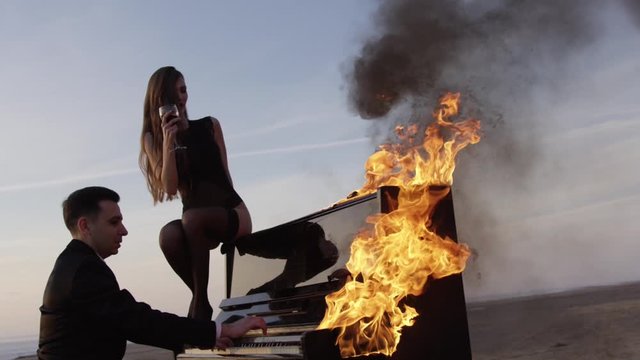 Burning online a piano