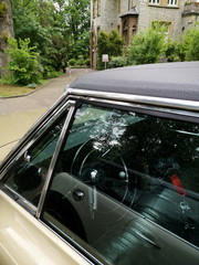 Seitenfenster und Interieur eines amerikanischen Hardtop Coupé der Sechzigerjahre in Gold Metallic...