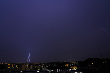 夜空に走る雷