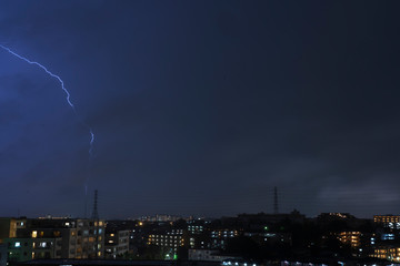 夜空に走る雷