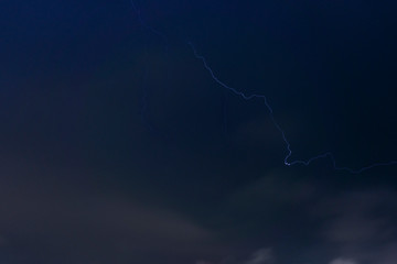 夜空に走る雷