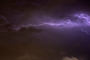 夜空に走る雷