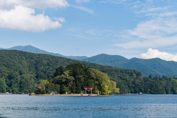 鳥居のある島が見える湖の景色／Lake Nojiri in Nagano Prefecture, Japan