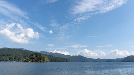 大きな空と広い湖の開放感ある景色／Lake Nojiri in Nagano Prefecture, Japan