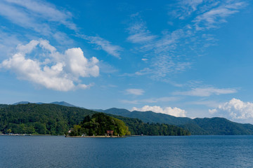 Obraz premium 青い空と湖の景色／Lake Nojiri in Nagano Prefecture, Japan