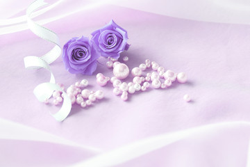 プリザーブドフラワーのバラとパールとオーガンジーの背景 　（薄紫）
