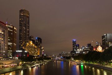 Fototapeta na wymiar Stadtansicht von Melbourne bei Nacht am Yarra Rive