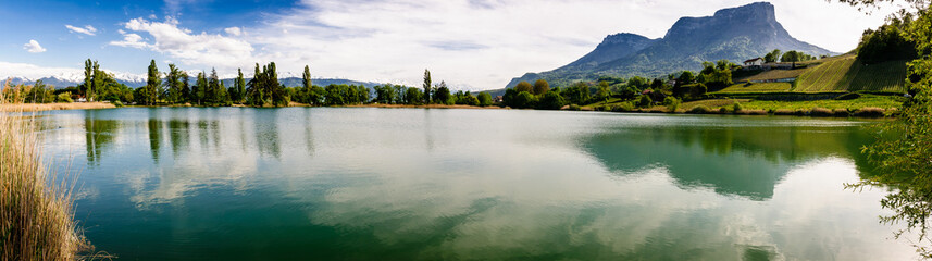 Panorama du lac d'Aiguebelette en Savoie - obrazy, fototapety, plakaty