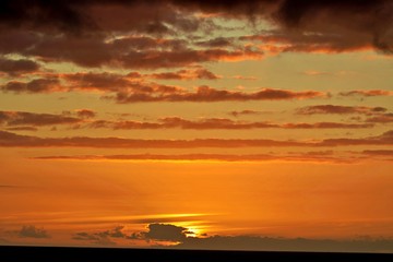 Sonnenaufgang &uuml;ber dem Ozean