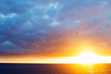 Naklejka na ściany i meble Sonnenaufgang über dem Atlantik