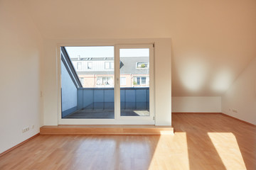 Balkon Dachterrasse und leerer Raum von Dachgeschosswohnung