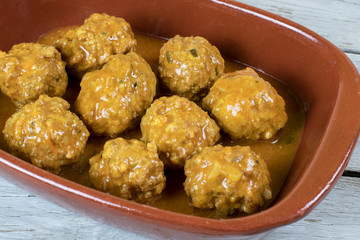 Meatballs braised with vegetable sauce