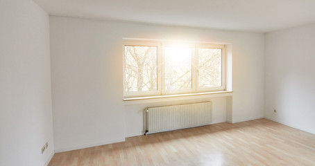 Großes helles Zimmer als leerer Raum in sonniger Wohnung