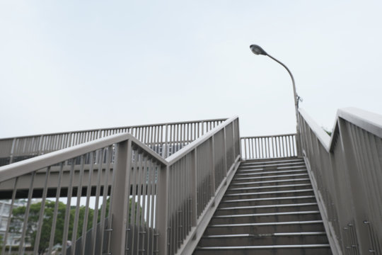 下から見た歩道橋の風景
