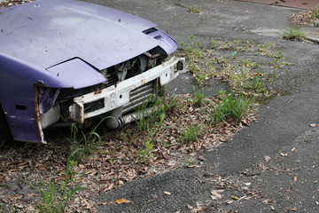 錆のついた壊れた車体