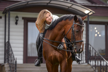 Obraz premium portrait of a pretty young girl with a browne horse