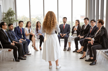 The business team sat in a semicircle, listening carefully to the speaker's explanation. Company employees are listening to the plans of the leaders or the plan proponents.