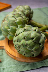 Obraz premium Big ripe uncooked green globe artichoks vegetables
