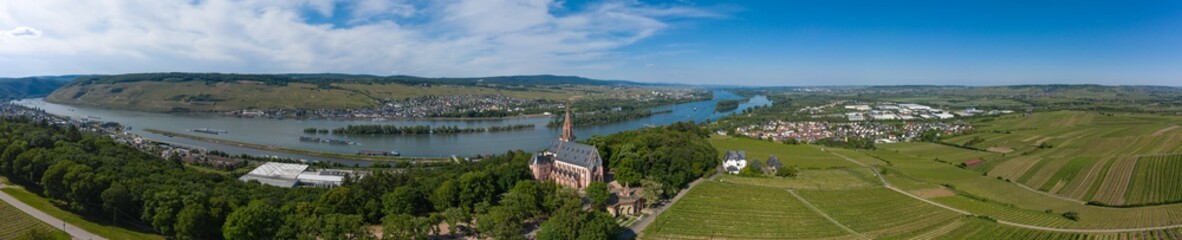 Fototapeta na wymiar Blick von oben auf den Rhein bei Bingen/Deutschland mit der Rochuskapelle