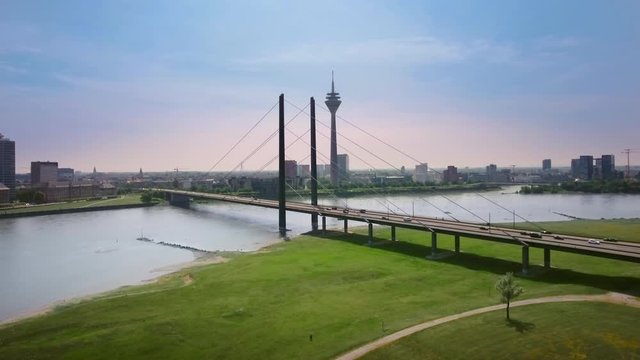 Drohnenaufnahme von D&uuml;sseldorf Skyline mit Rhein, Fernsehturm und Medienhafen