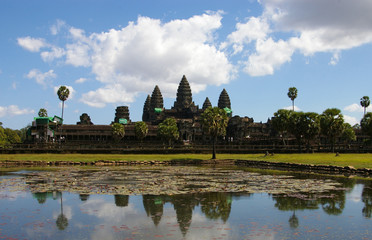 Fototapeta na wymiar angkor wat relecction in the lake wtih white cloudy and blue sky