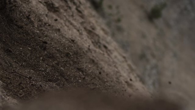 Steine und Schotter fallen in Slow Motion 