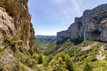 Naklejka premium Krajobraz Cirque de l'Infernet, w pobliżu średniowiecznej wioski Saint-Guilhem-le Désert (Occitanie, Francja)