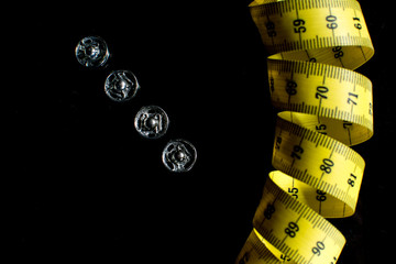 costura-costurera-hilo-aguja-tijeras-metro-coser-textil-negro-amarillo-dedal-cremallera