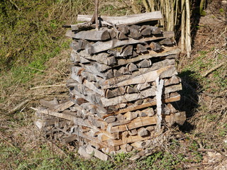 Ein Holzstapel mit getrocknetem Brennholz.
