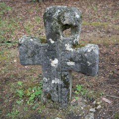 Mystischer Ort - Altes Sühnekreuz in Malteserform  an einer Gerichtsstätte aus dem 16. Jahrhundert - Das Loch diente dazu Dieben in Zeiten des die Hand abzuhacken 