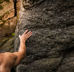 Hold on. Hand holding rock. Rock climbing.
Anhalten an Felsen. Hand hält Stein. Felsklettern.