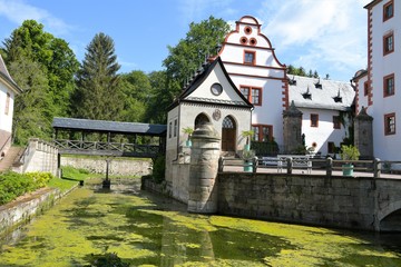 Beliebtes Ausflugsziel in Thüringen - Das Schloss Großkochberg, der ehemalige Landsitz der Familie von Stein - berühmt wegen der vielen Besuche Goethes zwischen 1775 und 1788 -  - obrazy, fototapety, plakaty