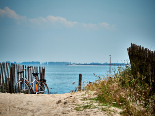 Un vélo sur la plage devant la mer