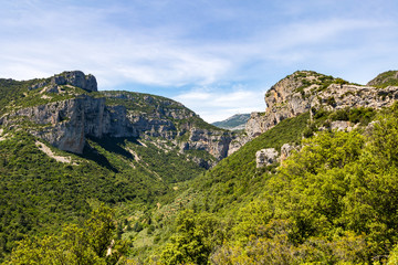 Paysage du Cirque de l'Infernet, près du village médiéval de Saint-Guilhem-le Désert (Occitanie, France)