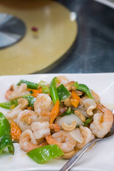 sauteed shrimp in bell pepper and cashew nuts