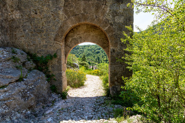 Fototapeta na wymiar Dernier vestige des fortifications du village médiéval de Saint-Guilhem-le-Désert (Occitanie, France)