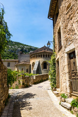 Fototapeta na wymiar Abbaye de Gellone au cœur du village médiéval de Saint-Guilhem-le-Désert (Occitanie, France)