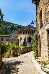 Obraz premium Abbaye de Gellone au cœur du village médiéval de Saint-Guilhem-le-Désert (Occitanie, France)