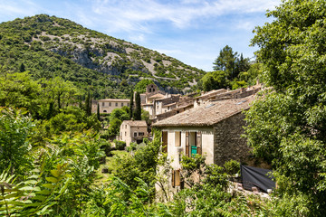 Fototapeta na wymiar Vue estivale du village médiéval de Saint-Guilhem-le-Désert (Occitanie, France)