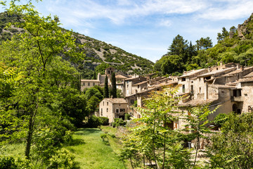 Fototapeta na wymiar Vue estivale du village médiéval de Saint-Guilhem-le-Désert (Occitanie, France)